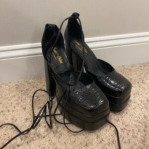 Chase & Chloe black platform heels
